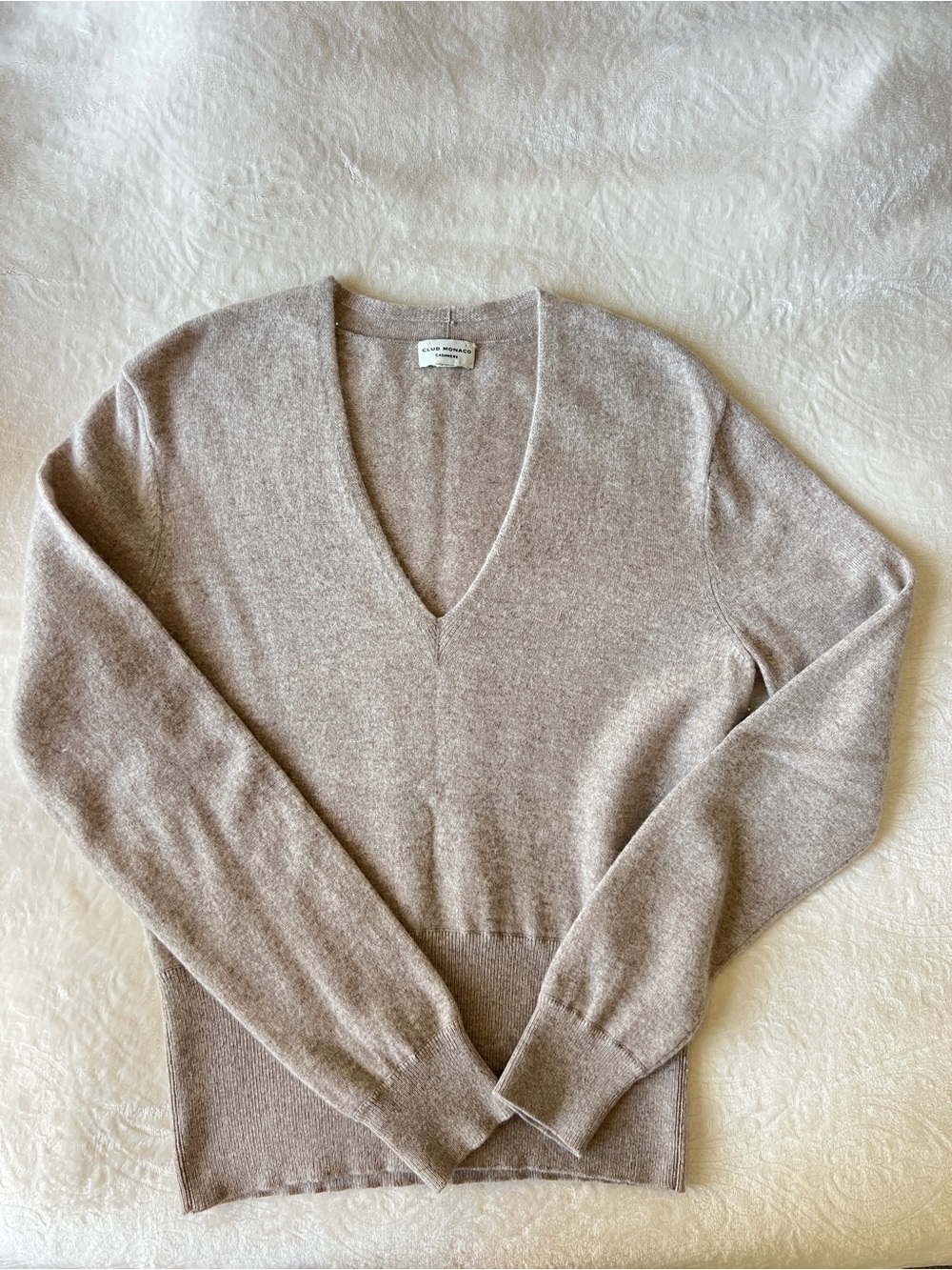 Club Monaco V-Neck Cashmere Sweater in Taupe sz L